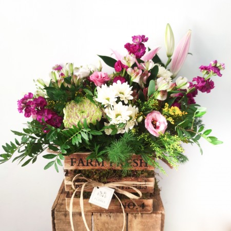 Caja con musgo y flores